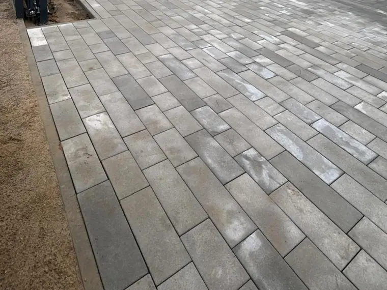 Detailaufnahme einer frisch verlegten Pflasterfläche im Läuferverband